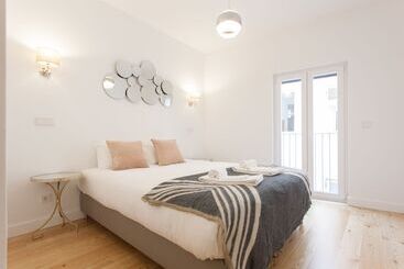 Mouraria Blue Three Bedroom Apartment W/ Parking   By Lu Holidays