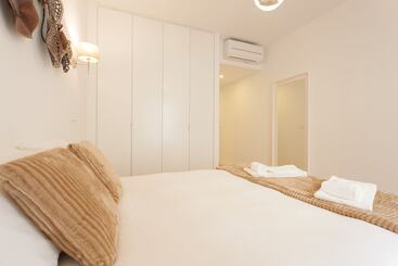Mouraria Blue Three Bedroom Apartment W/ Parking   By Lu Holidays