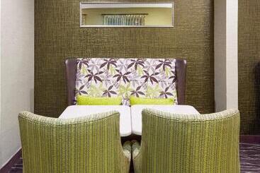 Holiday Inn Express Hotel & Suites St. Paul Woodbury, An Ihg