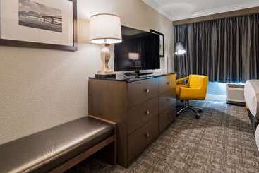 هتل Best Western Premier Airport/expo Center