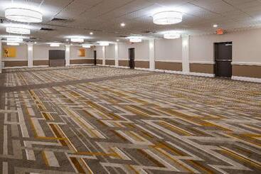 هتل Best Western Premier Airport/expo Center