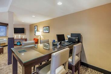 هتل Comfort Inn University