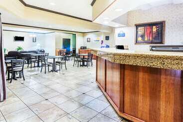 هتل Days Inn & Suites By Wyndham Vancouver