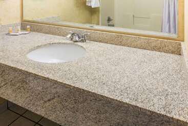 هتل Days Inn & Suites By Wyndham Vancouver