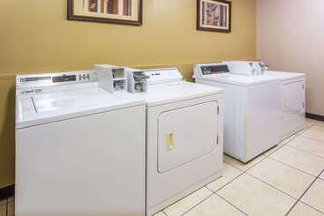 هتل Days Inn & Suites By Wyndham Vancouver