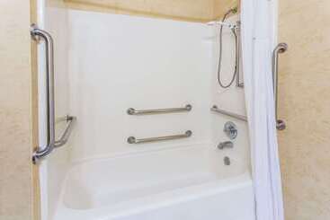هتل Days Inn & Suites By Wyndham Vancouver