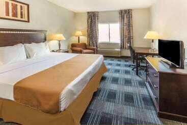 هتل Days Inn & Suites By Wyndham Vancouver