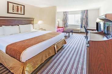 هتل Days Inn & Suites By Wyndham Vancouver