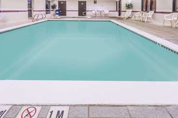هتل Days Inn & Suites By Wyndham Vancouver