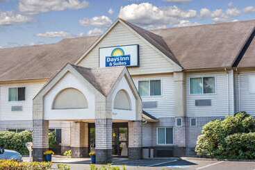هتل Days Inn & Suites By Wyndham Vancouver