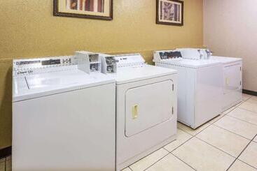 هتل Days Inn & Suites By Wyndham Vancouver