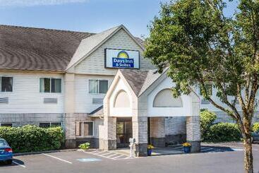 هتل Days Inn & Suites By Wyndham Vancouver