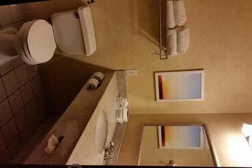 هتل Days Inn & Suites By Wyndham Vancouver