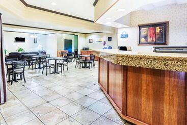 هتل Days Inn & Suites By Wyndham Vancouver