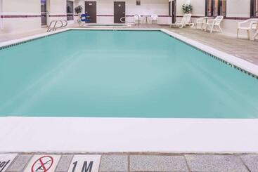 هتل Days Inn & Suites By Wyndham Vancouver