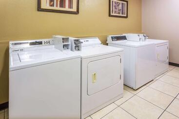 هتل Days Inn & Suites By Wyndham Vancouver
