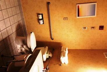 هتل Days Inn & Suites By Wyndham Vancouver