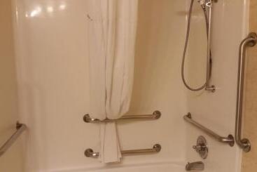 هتل Days Inn & Suites By Wyndham Vancouver