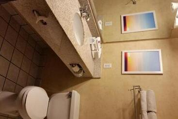هتل Days Inn & Suites By Wyndham Vancouver