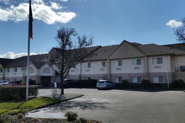 هتل Days Inn & Suites By Wyndham Vancouver
