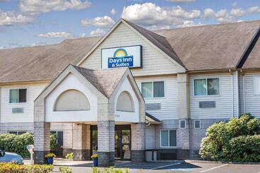 هتل Days Inn & Suites By Wyndham Vancouver