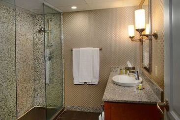 هتل Doubletree By Hilton St. Louis   Westport