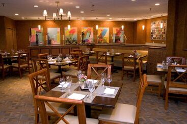 هتل Doubletree By Hilton St. Louis   Westport
