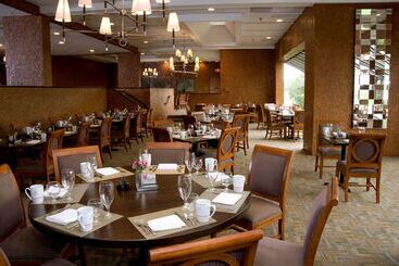 هتل Doubletree By Hilton St. Louis Westport