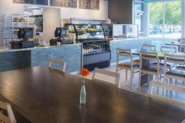 هتل Eastlund, Best Western Premier Collection