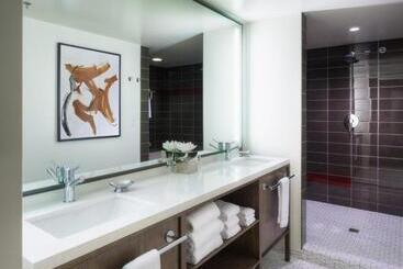 هتل Eastlund, Best Western Premier Collection