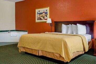 هتل Econo Lodge Inn & Suites