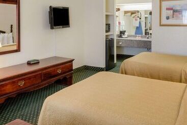 هتل Econo Lodge Inn & Suites
