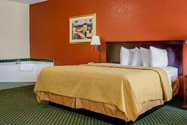 هتل Econo Lodge Inn & Suites
