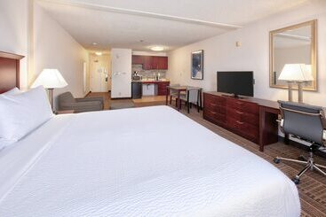 هتل Holiday Inn & Suites Santa Maria, An Ihg