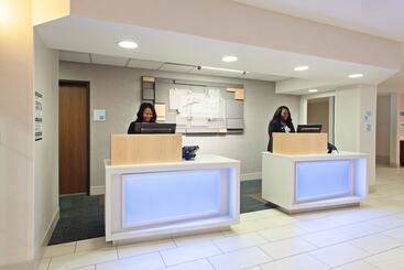 هتل Holiday Inn Express & Suites Oakland   Airport, An Ihg