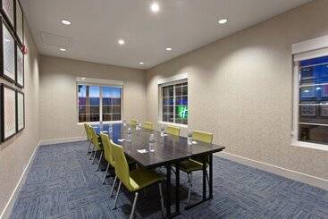 هتل Holiday Inn Express & Suites Oakland   Airport, An Ihg