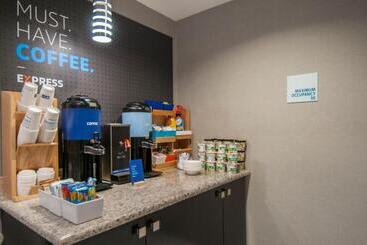 هتل Holiday Inn Express & Suites Jackson Downtown   Coliseum, An Ihg