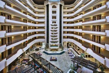 هتل Holiday Inn Rapid City   Rushmore Plaza, An Ihg
