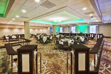 هتل Holiday Inn Rapid City   Rushmore Plaza, An Ihg