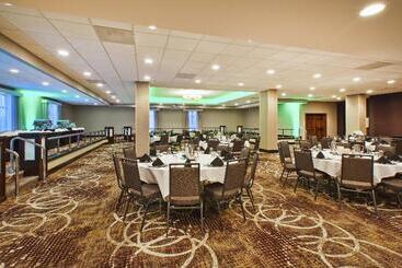 هتل Holiday Inn Rapid City   Rushmore Plaza, An Ihg
