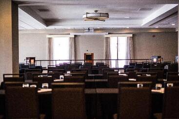 هتل Holiday Inn Rapid City   Rushmore Plaza, An Ihg