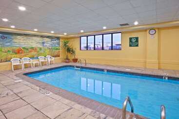 هتل La Quinta Inn & Suites By Wyndham Salina