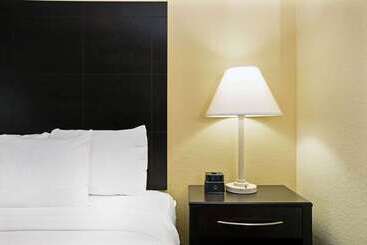 هتل La Quinta Inn & Suites By Wyndham Salina