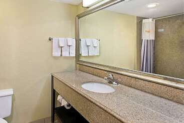 هتل La Quinta Inn & Suites By Wyndham Salina