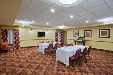 هتل La Quinta Inn & Suites By Wyndham Salina