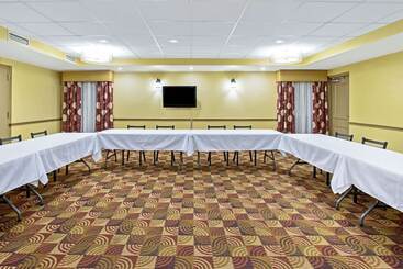 هتل La Quinta Inn & Suites By Wyndham Salina