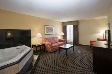 هتل La Quinta Inn & Suites By Wyndham Salina