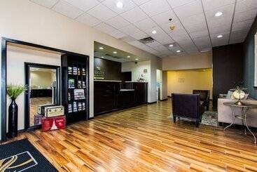 هتل Quality Inn & Suites Moline  Quad Cities
