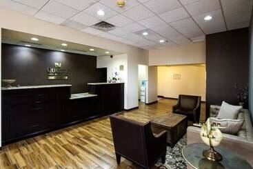 هتل Quality Inn & Suites Moline  Quad Cities