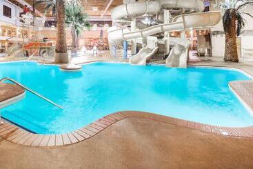 هتل Ramada By Wyndham Des Moines Tropics Resort & Conference Ctr